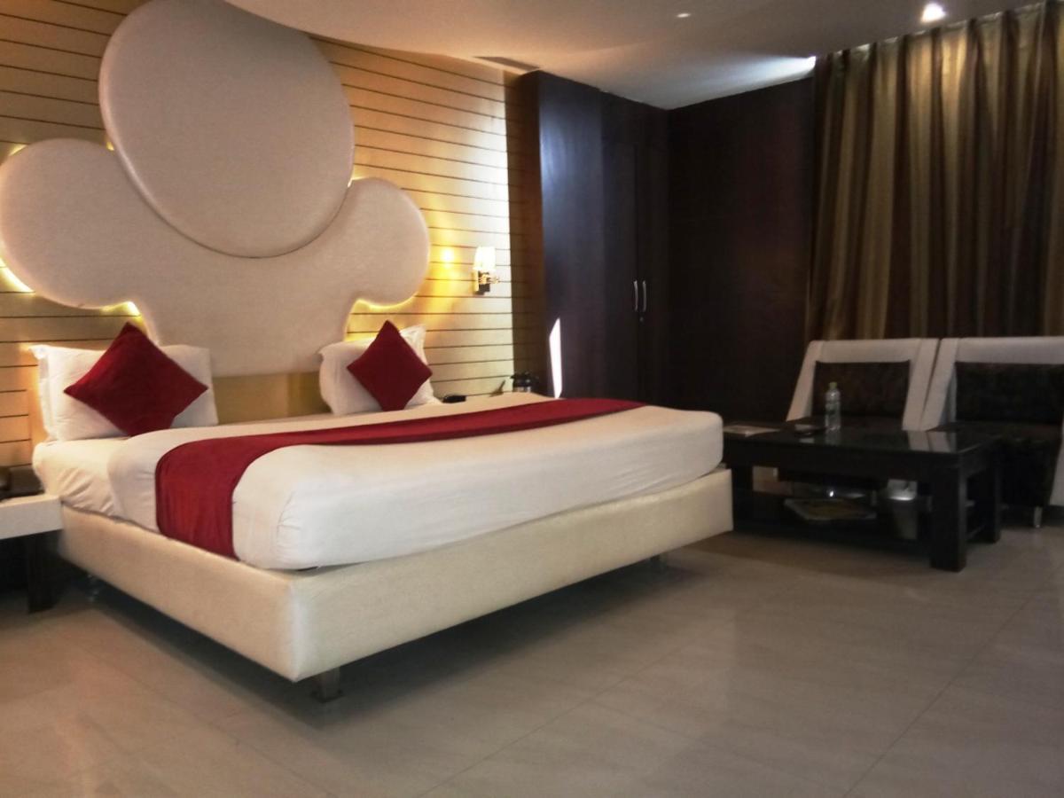 Hotel D'Grand Bareilly Dış mekan fotoğraf