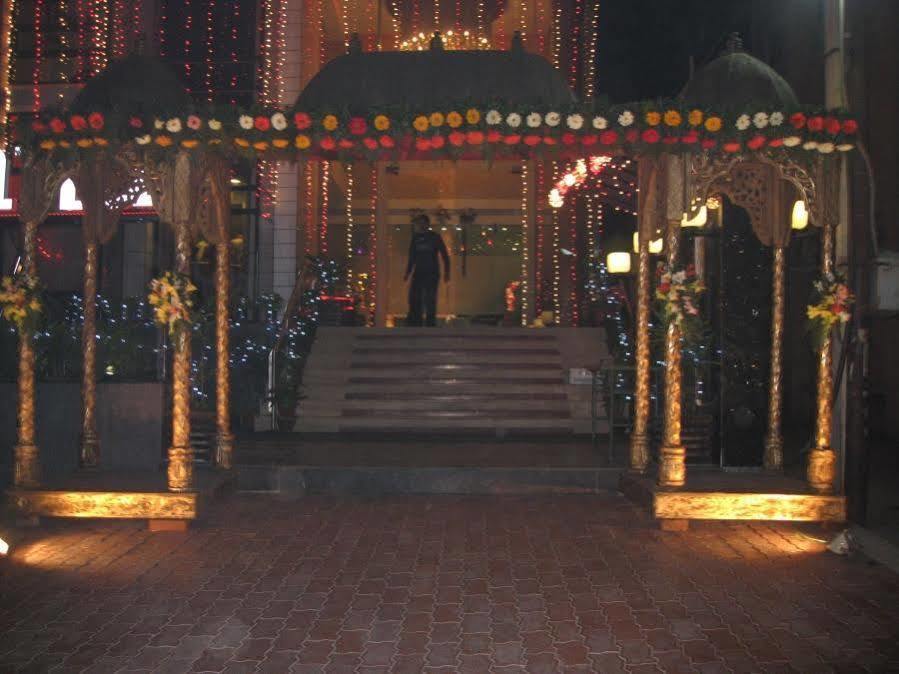 Hotel D'Grand Bareilly Dış mekan fotoğraf