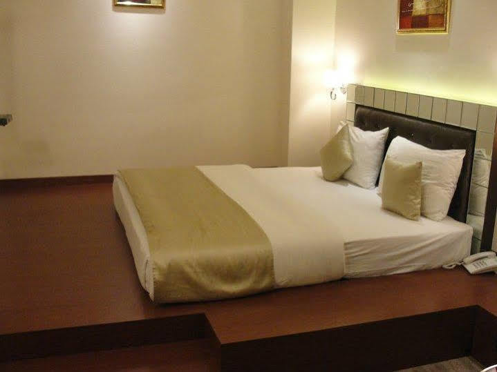 Hotel D'Grand Bareilly Dış mekan fotoğraf